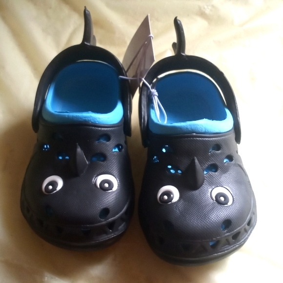 Black shark clogs size small 5/6 ( box AS ) - Picture 1 of 4